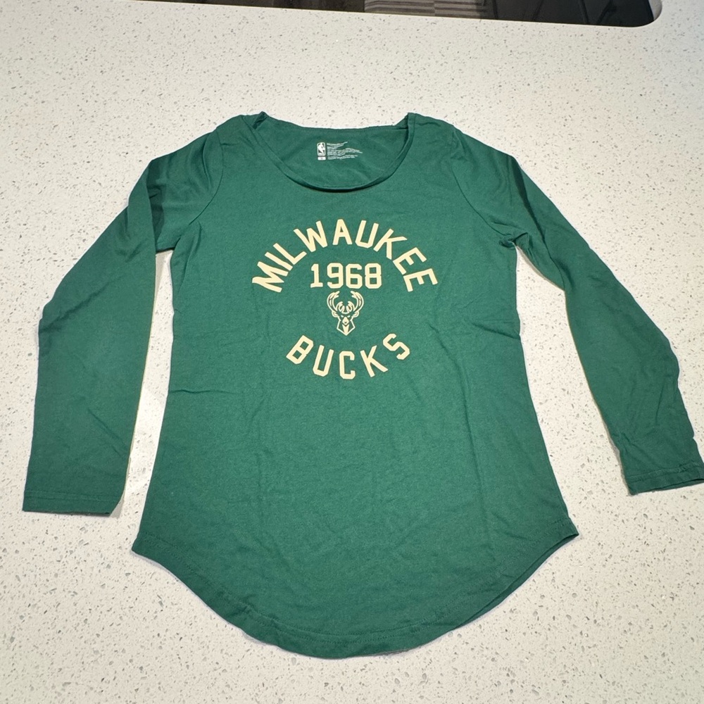 Women's Milwaukee Bucks Green Long-Sleeve Tee
